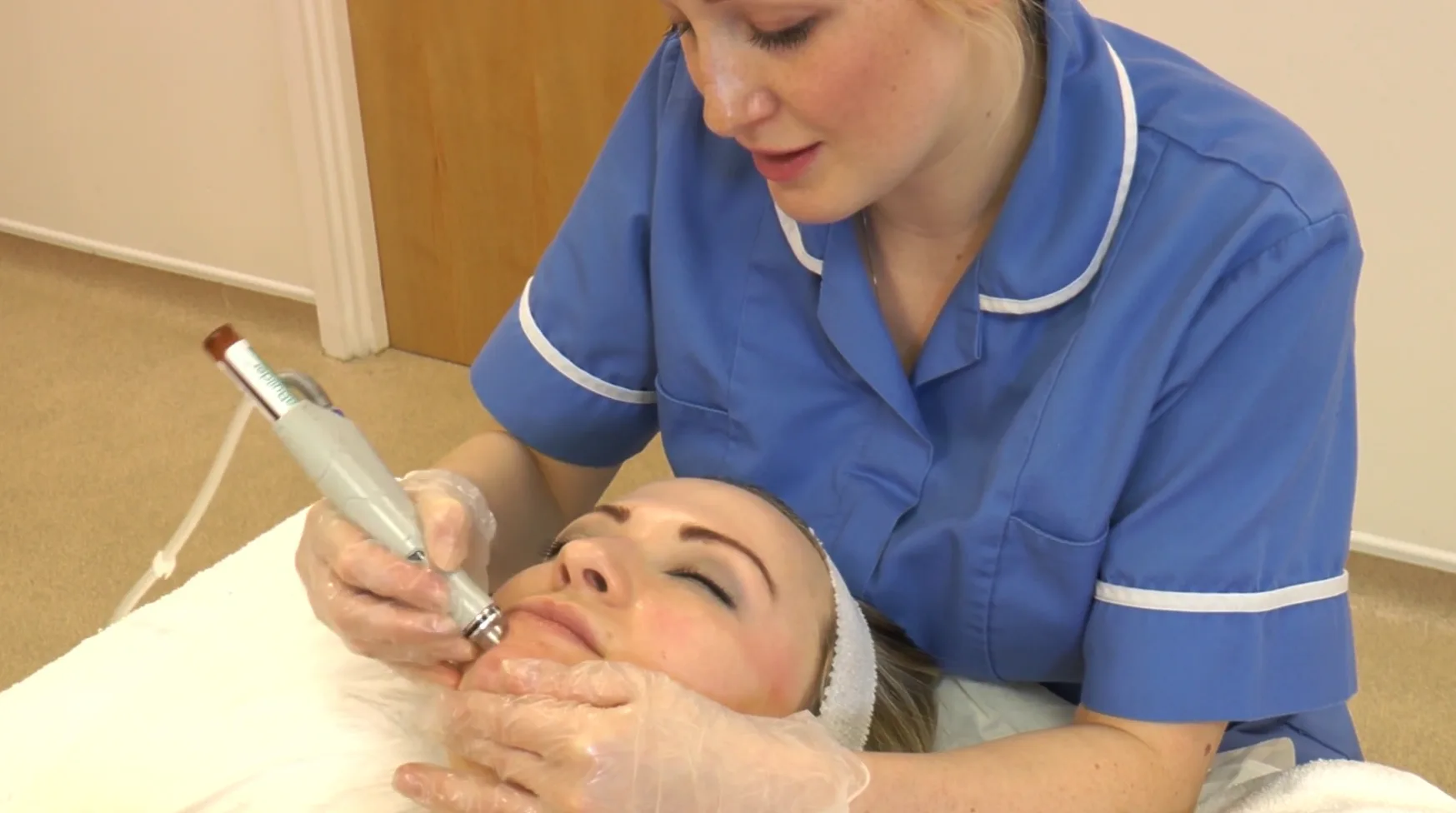 How does HydraFacial London work?
